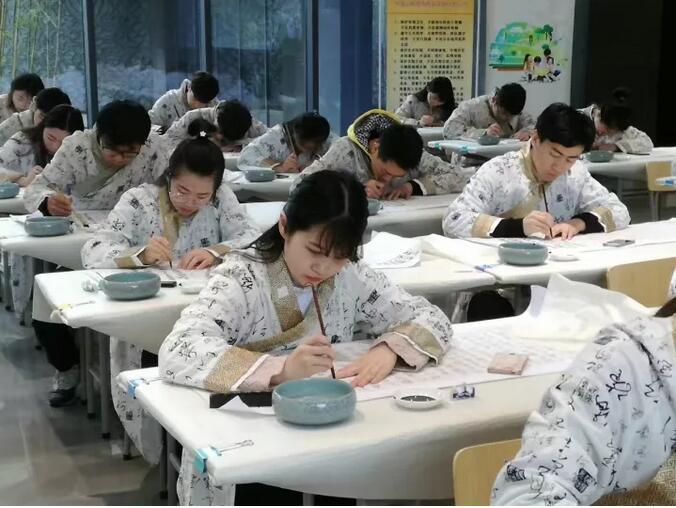 1537320100006.jpg 练书法.jpg